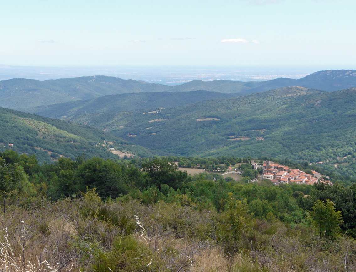 Landschaft mit Dorf